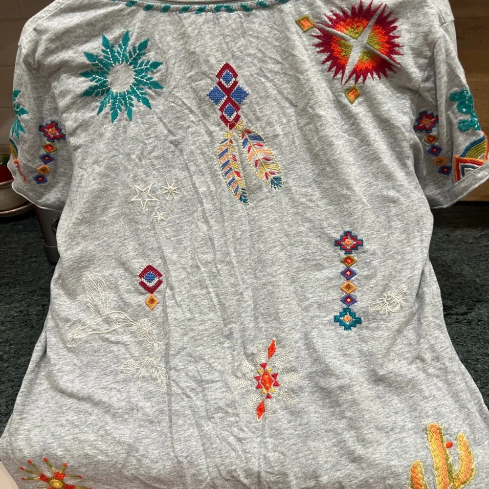 Johnny Was gray cotton tee with beautiful embroidery - Picture 3 of 5